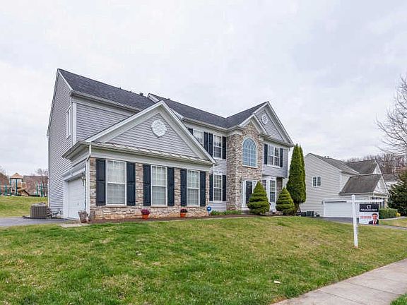2nd image of 805 Carriage House Ct