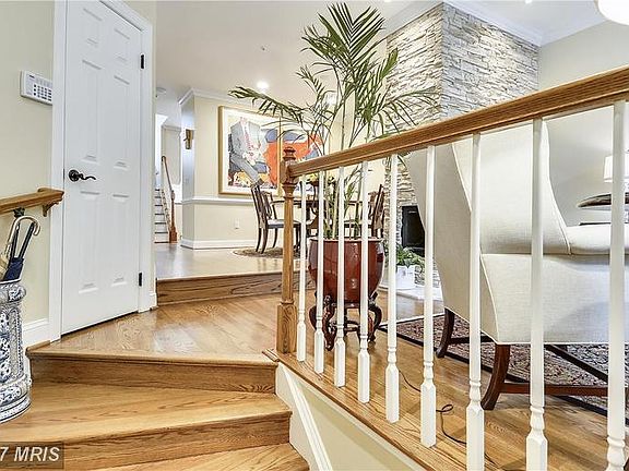 2nd image of 1519 N Colonial Ct