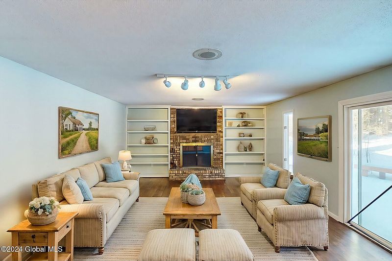 3rd image of 10 Robinwood Drive