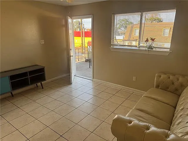 2 bed, 1.0 bath, 700 sqft, $1,100 — Photo 2