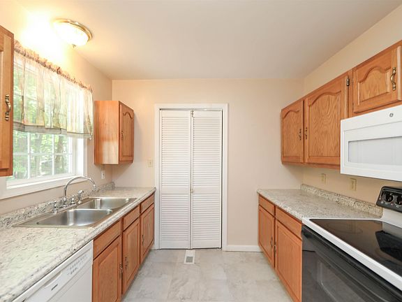 4th image of 26 W Lake Forest Dr