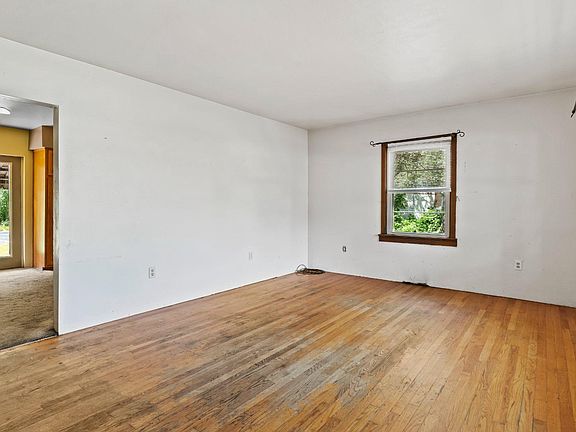 4th image of 351 Lowther St