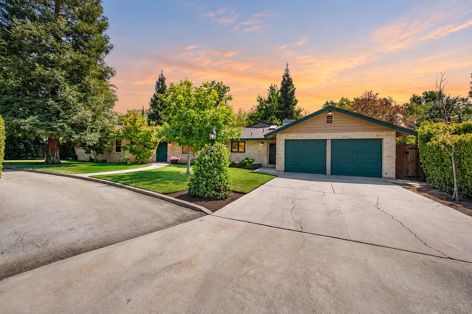 3 bed, 2.5 bath, 2400 sqft, $3,000 — Photo 2