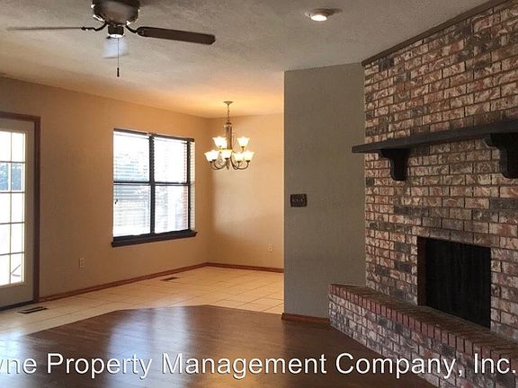 3rd image of 213 S Greenleaf Dr