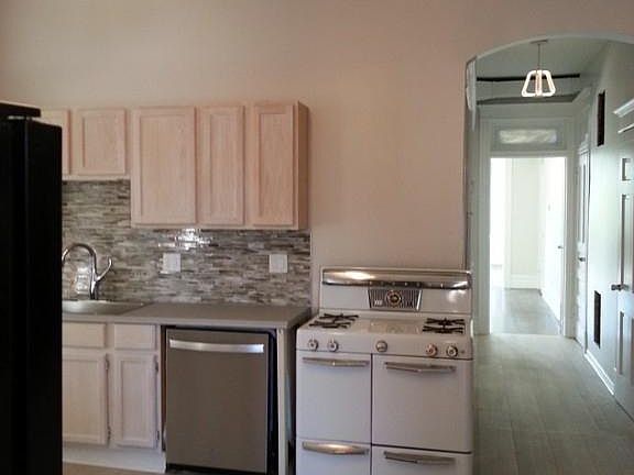 2nd image of 900 N Fairfield Ave #2