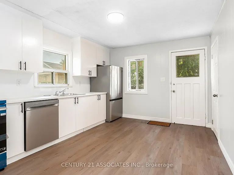 48 King St — Photo 11