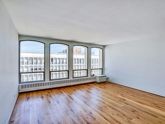 4th image of 1450 E 55th Pl APT 1023S