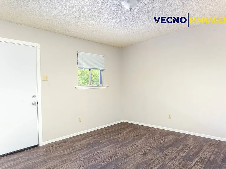 102 E Cheryl Dr #2 — Photo 3