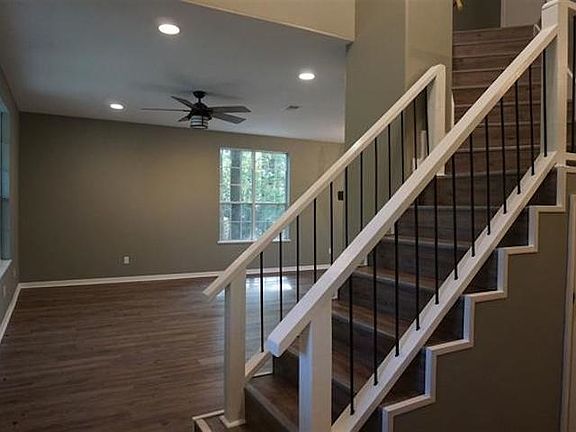 4th image of 135 Woodlake Dr