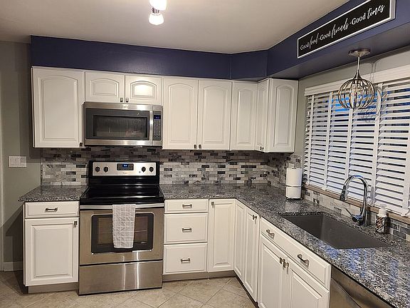 Kitchen w/Granite Countertop