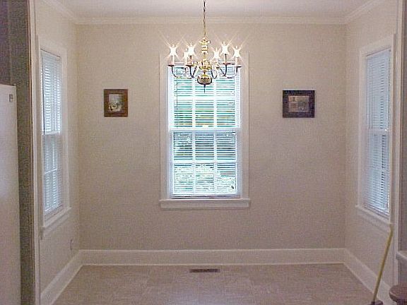 KITCHEN/BREAKFAST NOOK