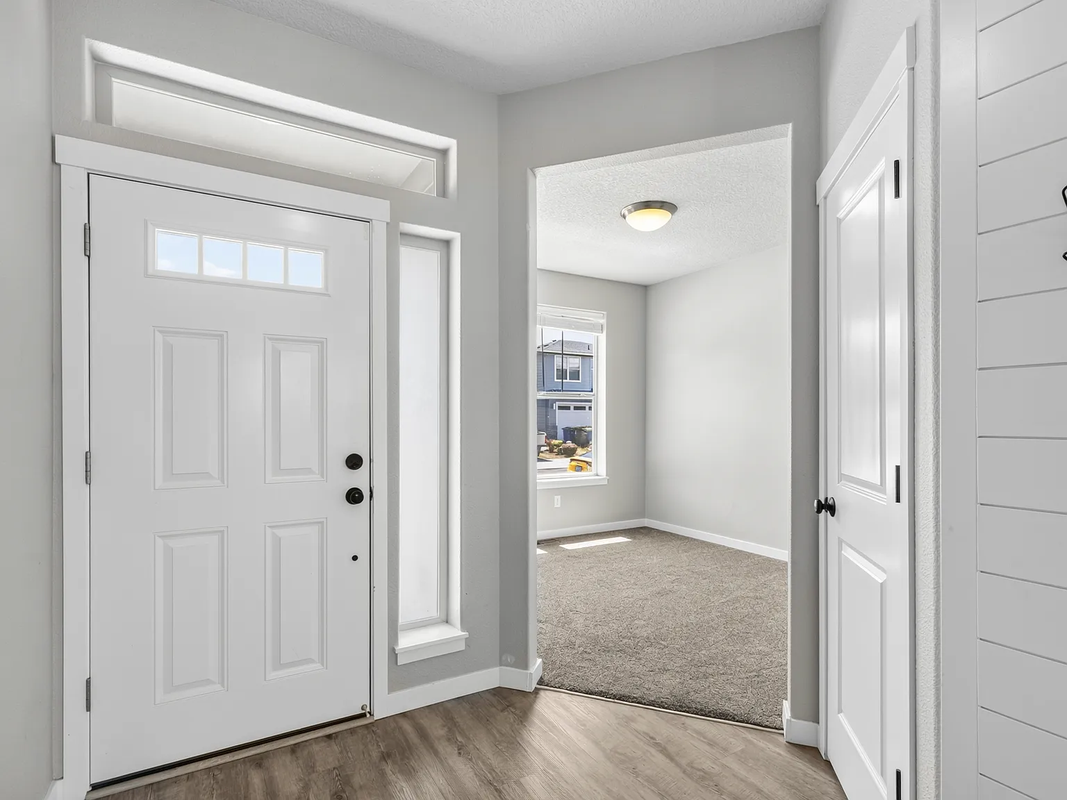 4 bed, 2.5 bath, 2042 sqft, $4,650 — Photo 3