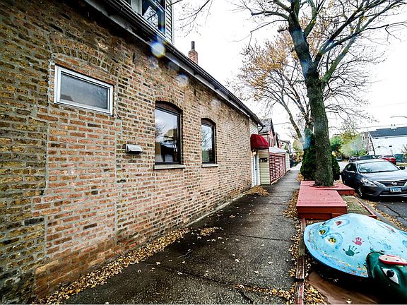 2nd image of 1859 W Dickens Ave