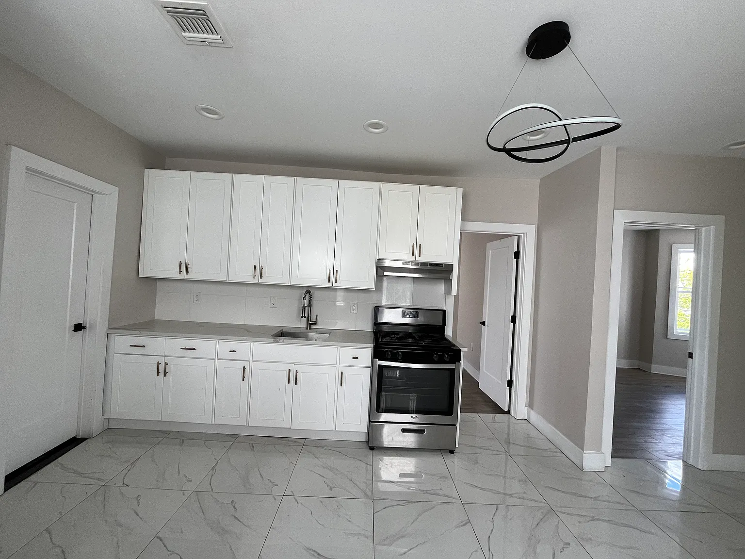 2 bed, 800 sqft, $2,100 — Photo 2