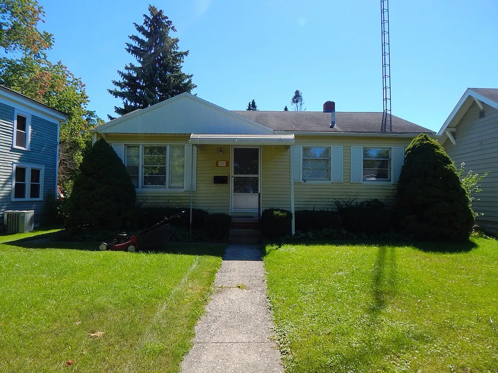 310 W John St photo 1