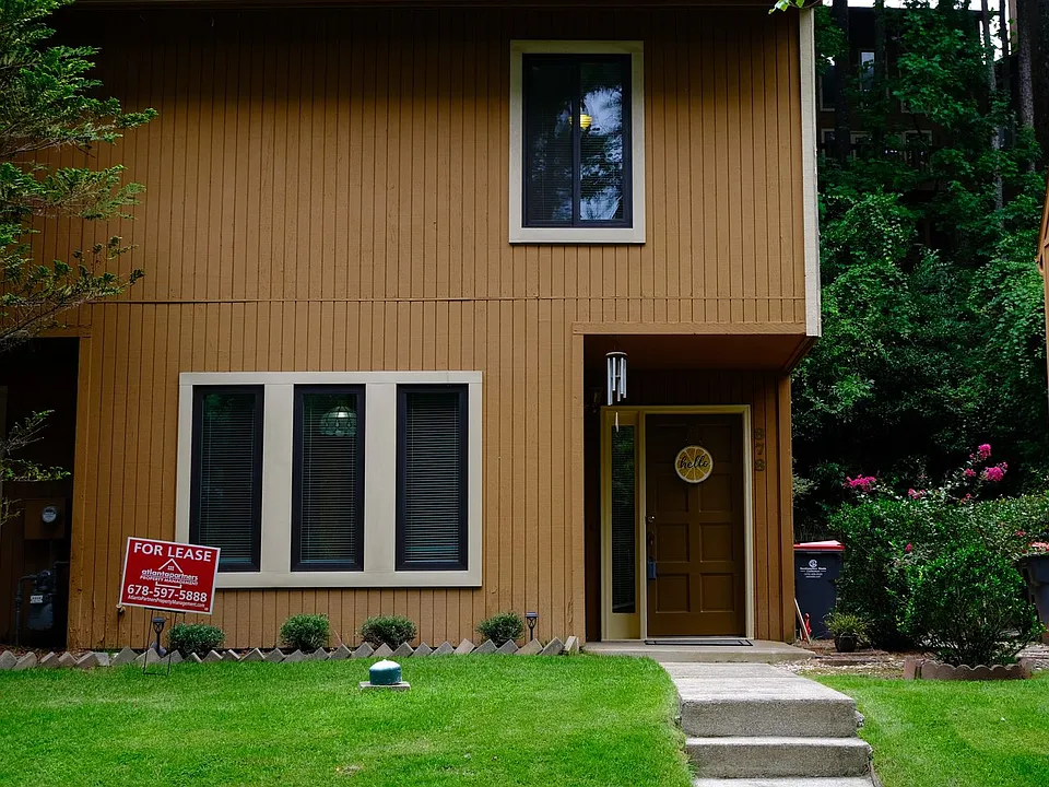 878 Lake Hollow Blvd SW