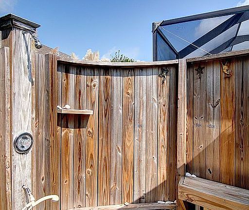 Shower w/2 buit-in benches