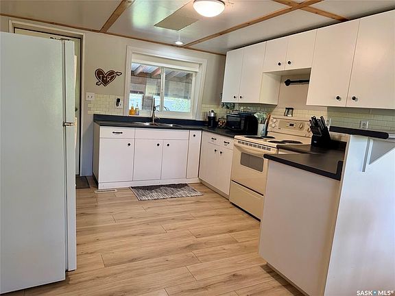 5th image of 301 Perch CRESCENT