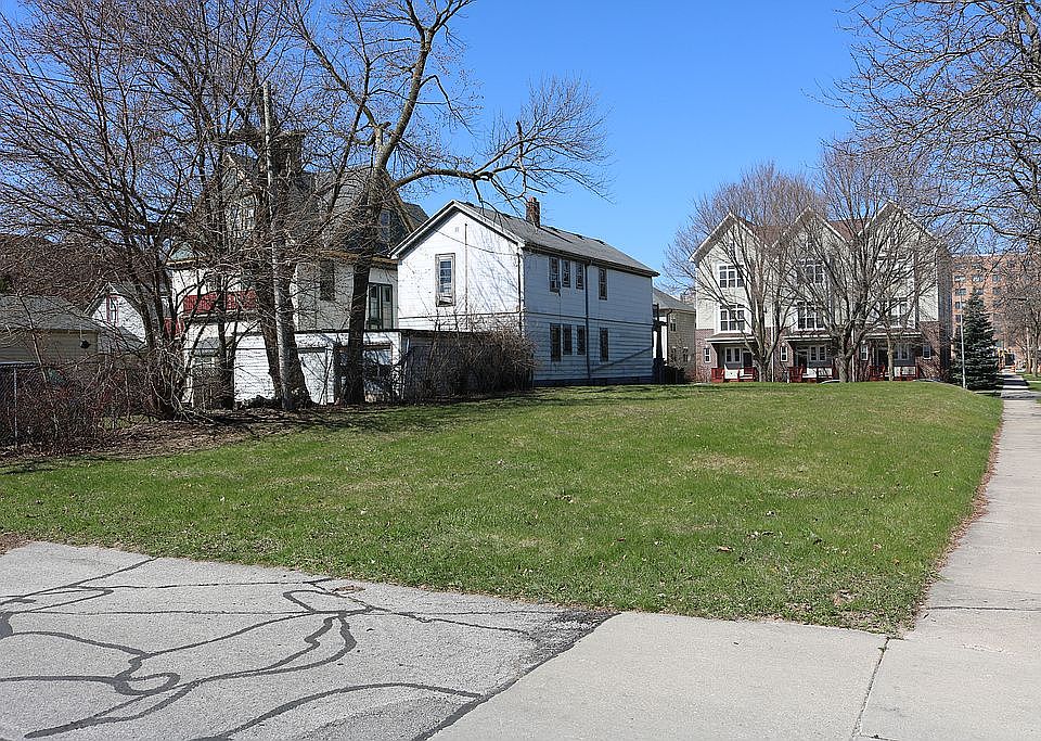 2nd image of 425 W Reservoir Ave