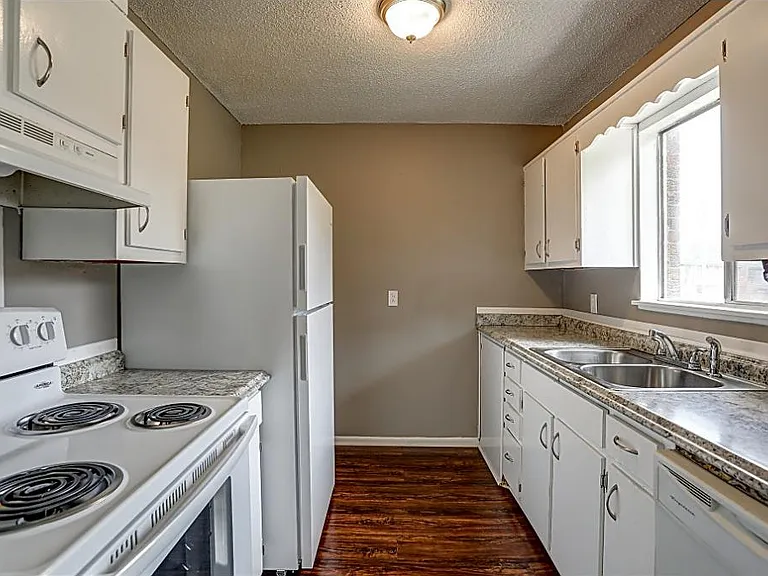 501 Laurel Dr NW — Photo 1