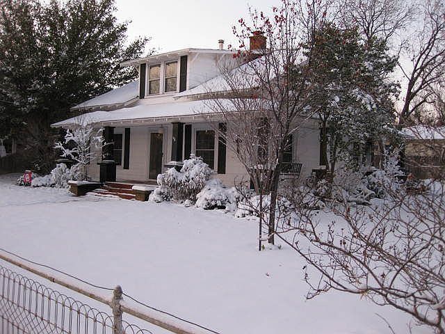 2nd image of 300 W Lindsey St