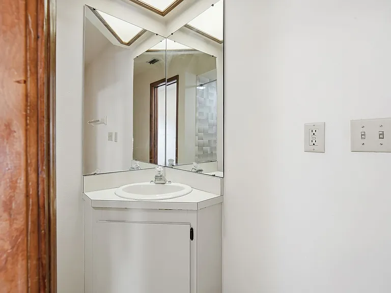 4515 Southampton Ct — Photo 9