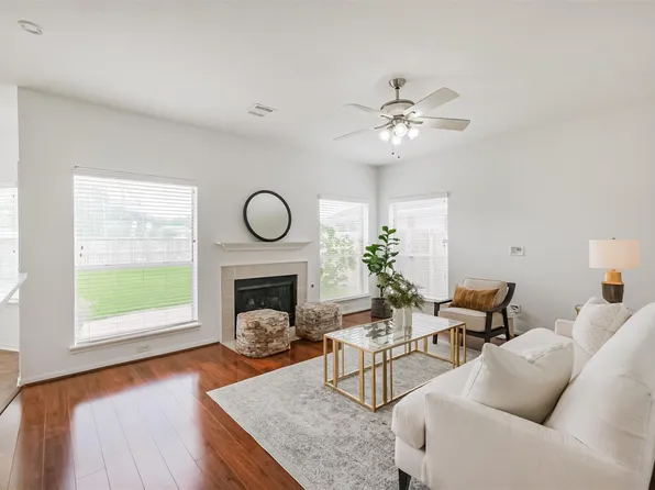 139 High Meadows Dr, Sugar Land, TX 77479