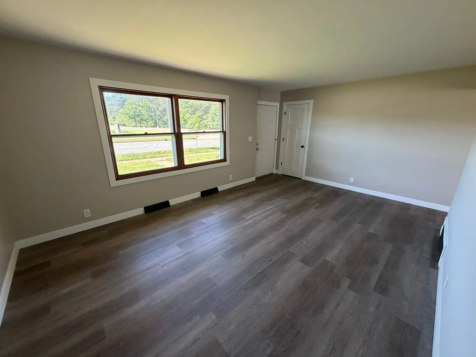 652 W Macarthur Ave — Photo 3