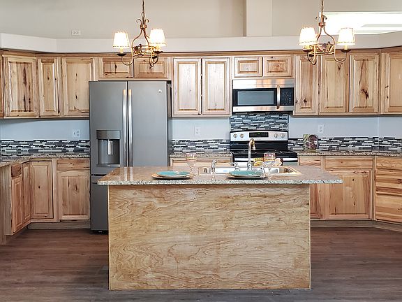 4th image of 604 Hilltop Dr