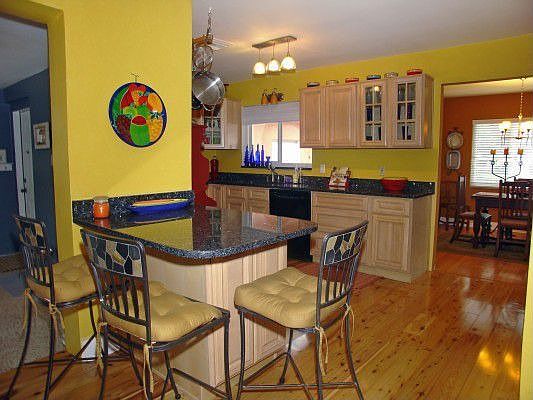 Kitchen and breakfast bar