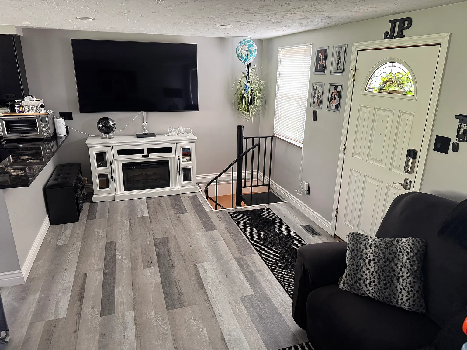 2 bed, 1100 sqft, $1,900 — Photo 2
