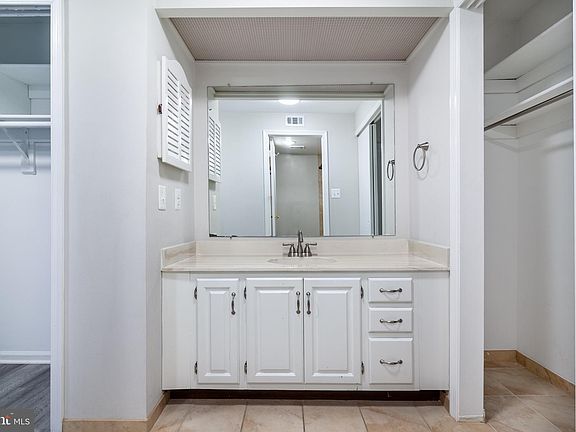 2nd image of 2915 S Woodstock St #5