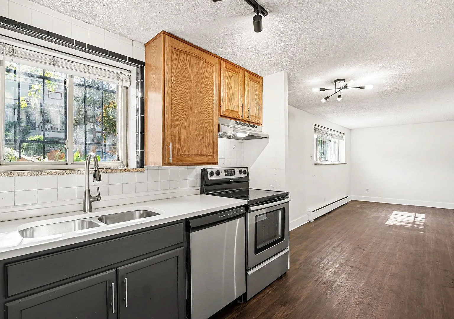 Charming 2-Bedroom Condo in a Prime Location - Cheesman Park! **Move-In Special** — Photo 4