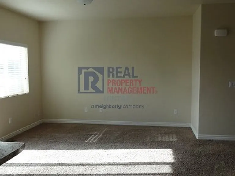 420 E Gray Fox Ln — Photo 5