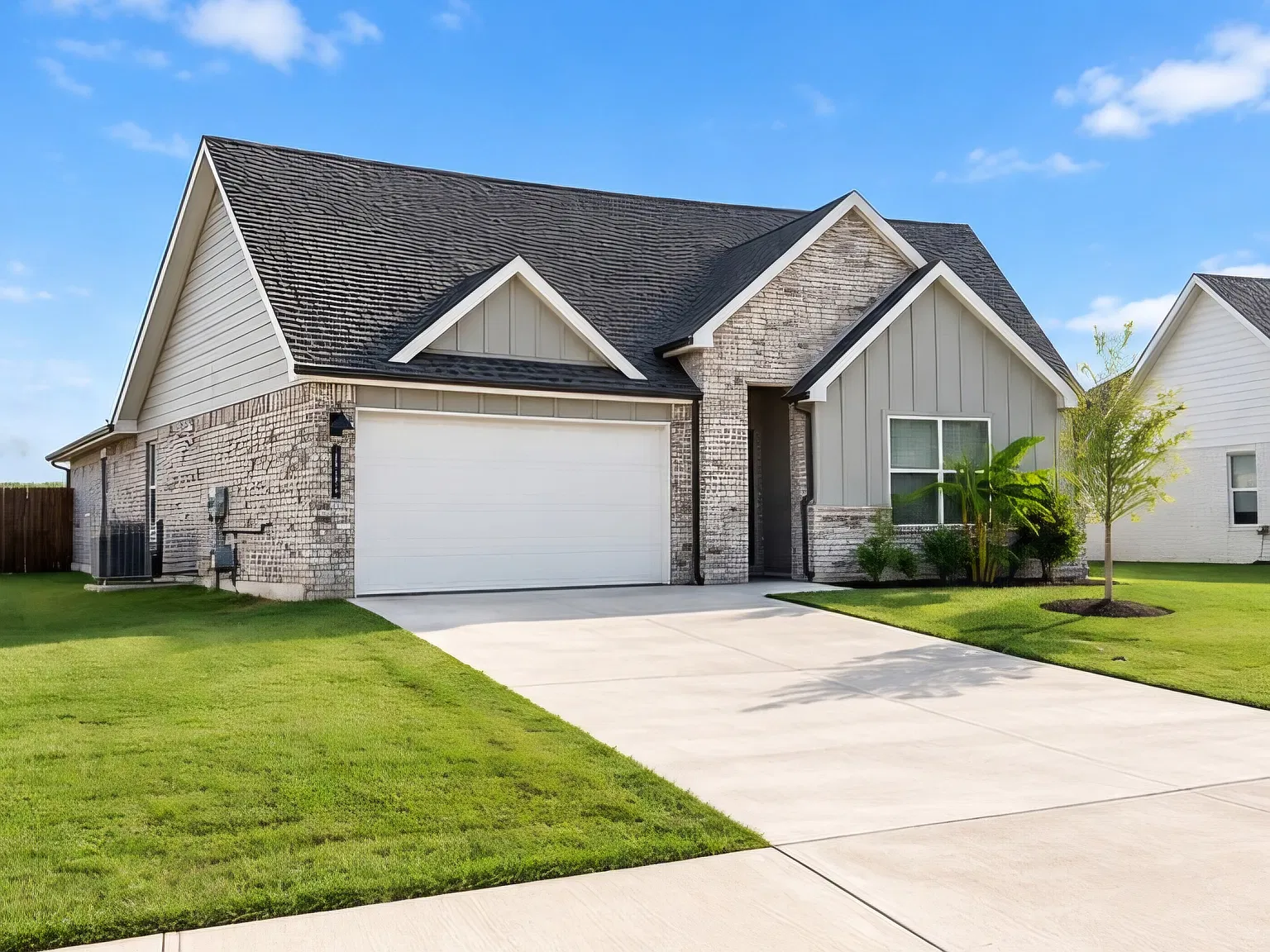 5 bed, 2034 sqft, $2,545 — Photo 2