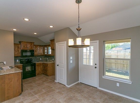 2nd image of 402 Noah Ln