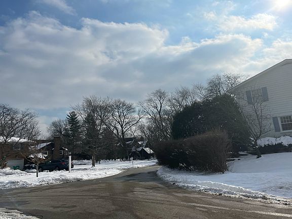 4th image of 587 Woodland Ln N
