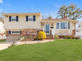 15 Holly Dr, Syosset, NY 11791