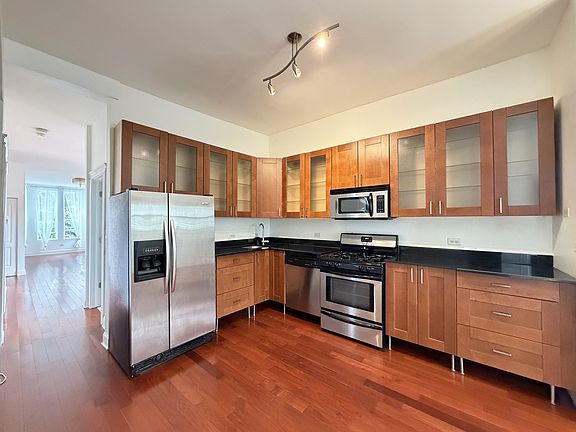 3rd image of 2925 W Lyndale St APT 3