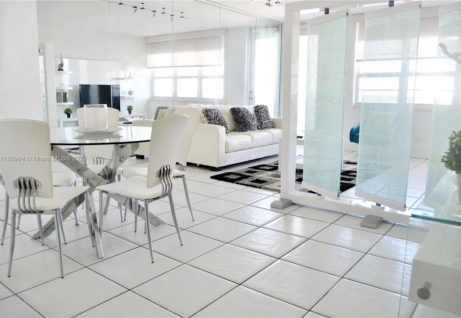 The Decoplage Condo — Photo 3