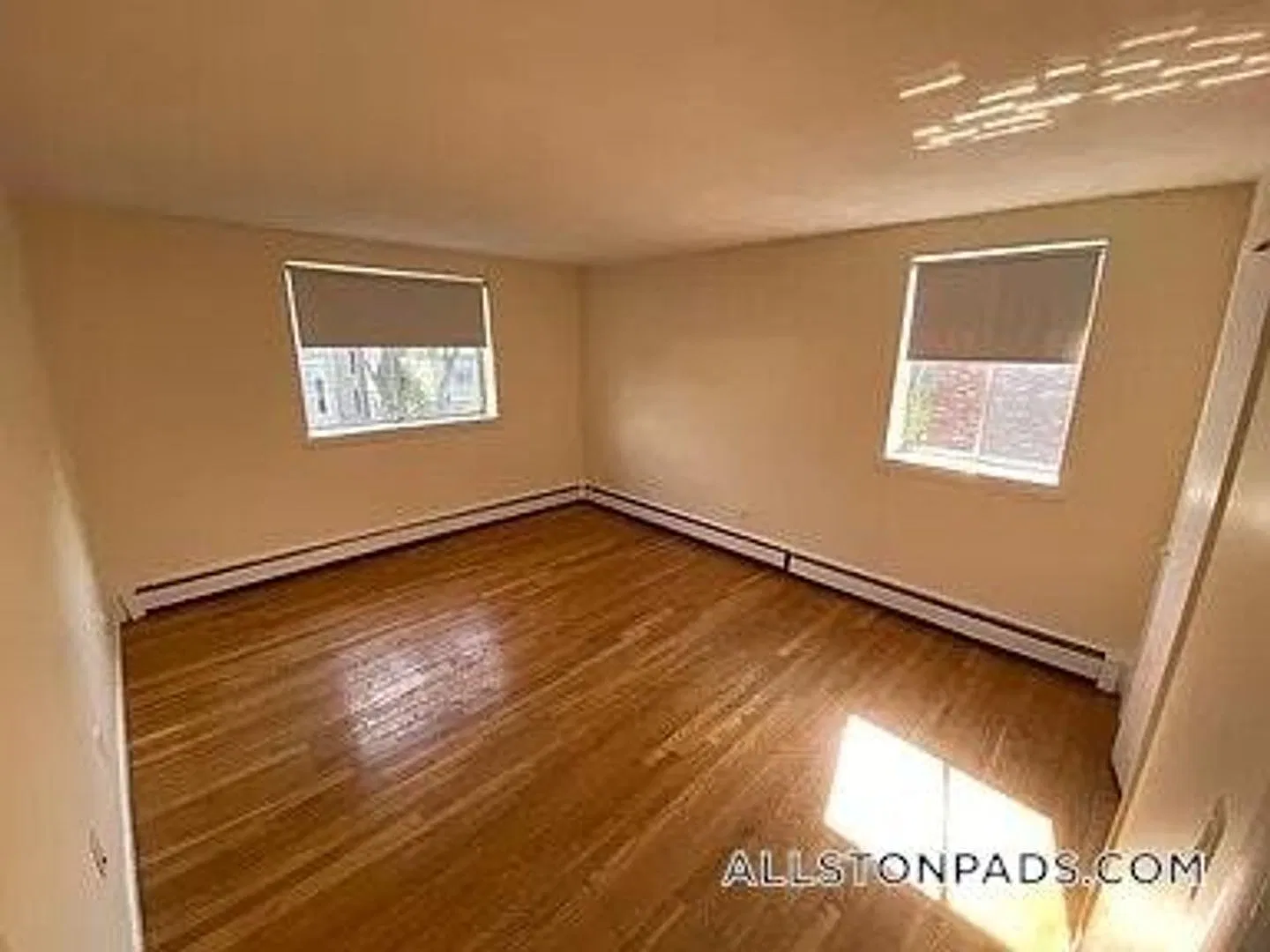 No Brokers Fee Unit in Allston, Laundry on a Site, Heat, Hot Water Included, Parking for Rent — Photo 2