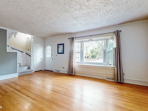 5th image of 443 Bernard Dr