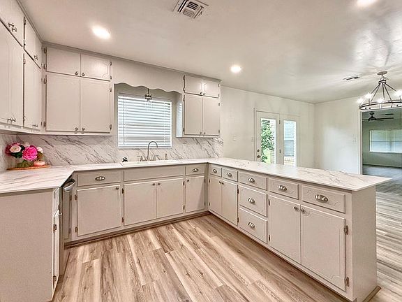 3rd image of 211 Forest Trail Dr