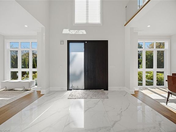 5th image of 2107 Lakeshore Rd W