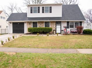 47 Village Ln, Levittown, PA 19054
