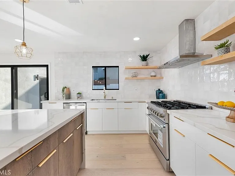 335 University Dr — Photo 6