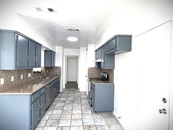 3rd image of 15523 Pensgate St