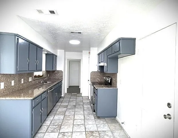 15523 Pensgate St — Photo 3