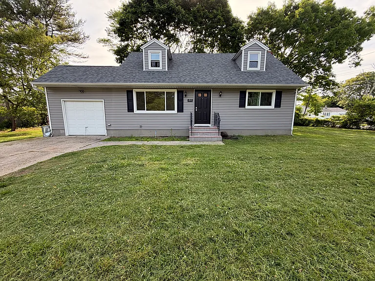 44 Pine Tree Dr — Photo 1