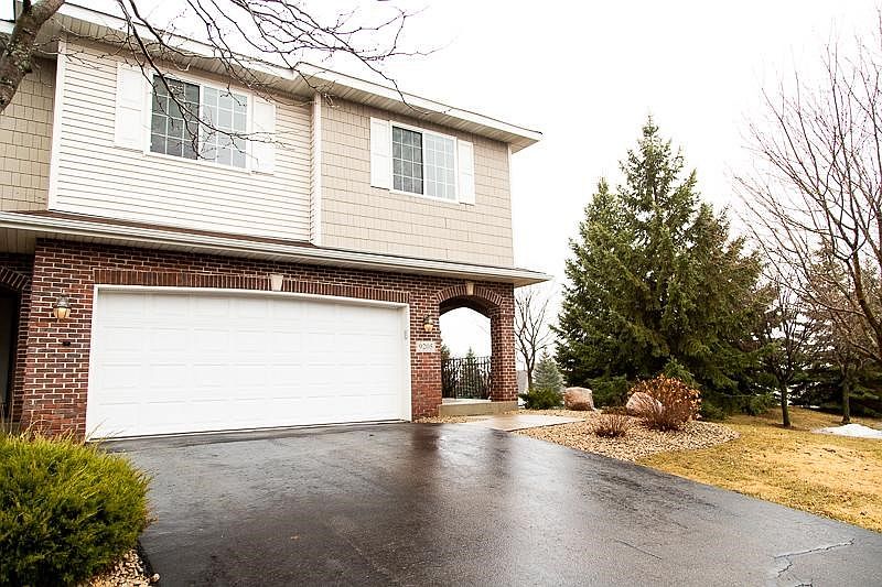 End-unit in high demand Century Ridge Neighborhood!